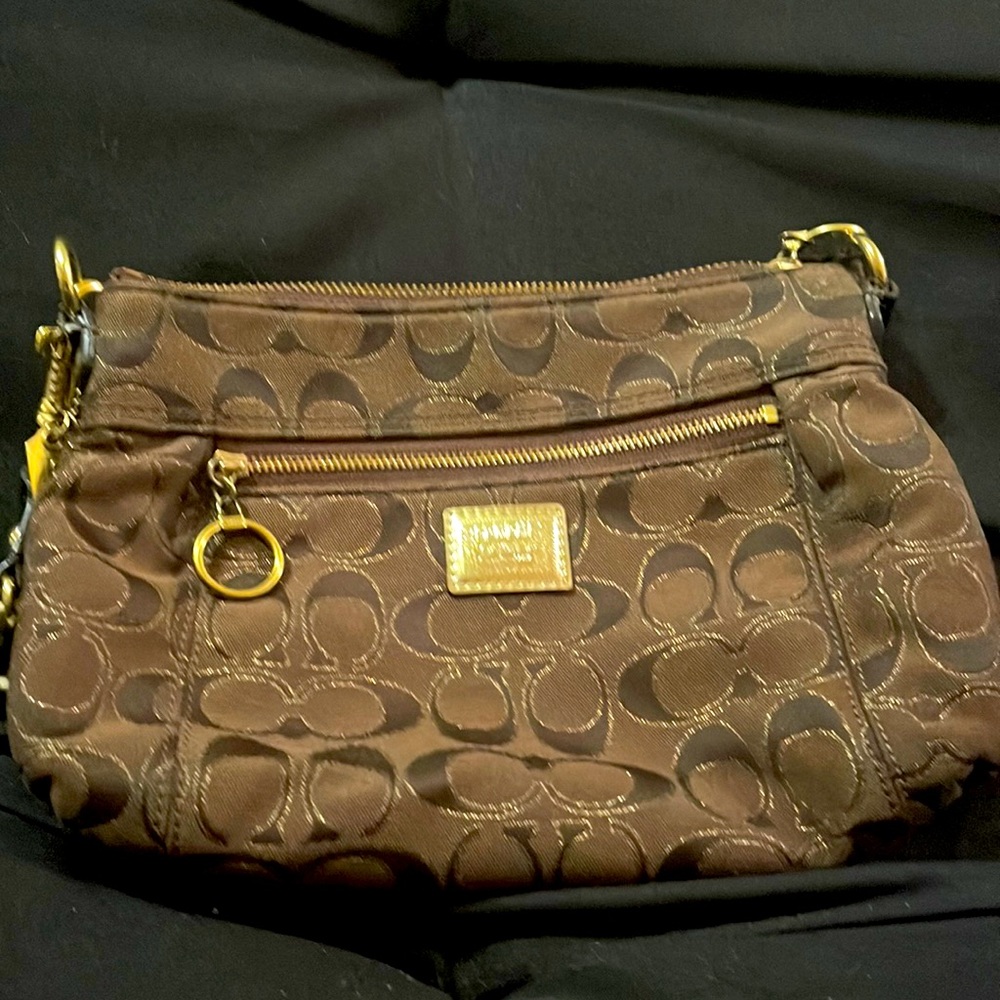 A coach purse in very good condition smoke free home. This is the real thing.